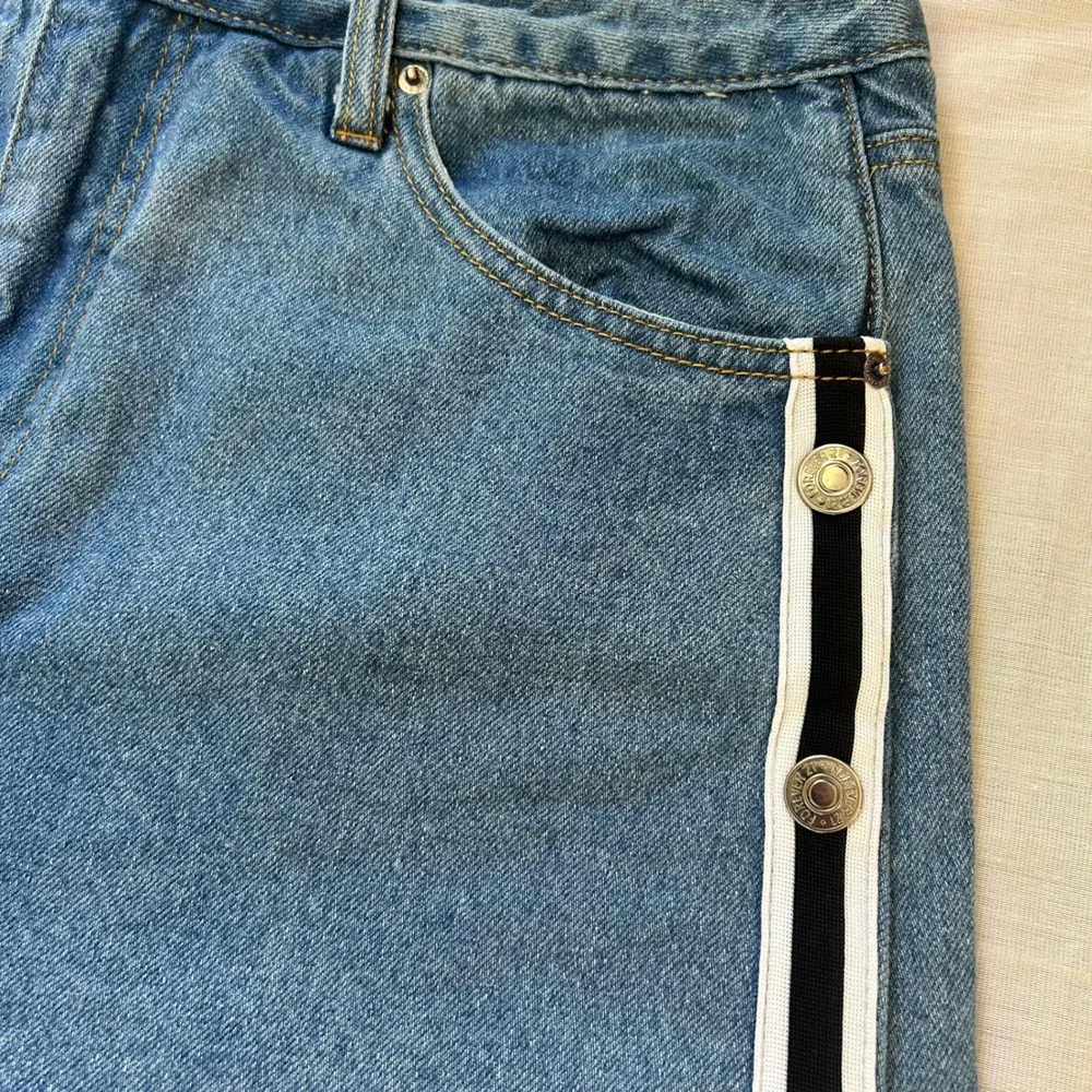 Forever 21 Denim Shorts Women XL Blue Side Stripe Snap Button Raw Hem High Rise